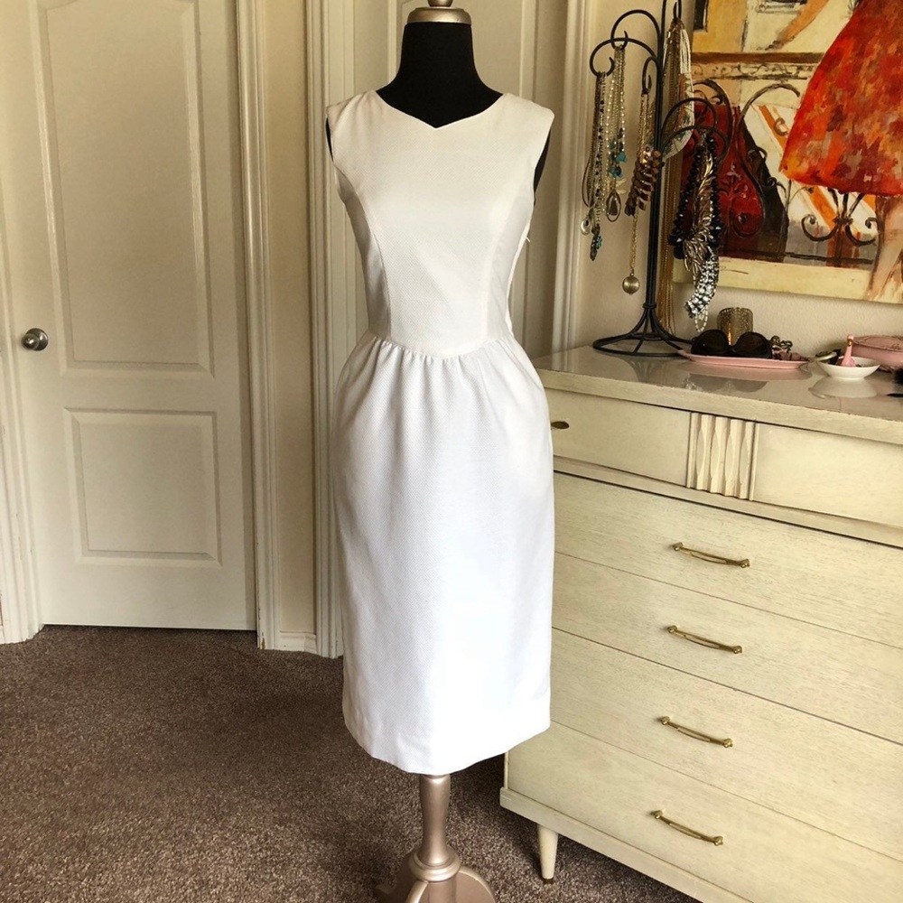 True Vintage White Lanz Fitted Cocktail Sun Dress with Lovely Cutout Back Detail - Picture 5 of 8